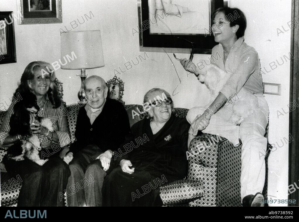Lina Morgan en familia con su hermana Julia y su padres en 1983.