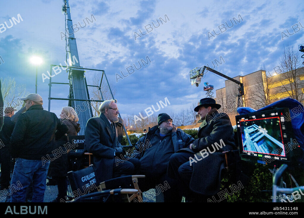 BRADLEY COOPER, GUILLERMO DEL TORO and RICHARD JENKINS in NIGHTMARE ALLEY, 2021, directed by GUILLERMO DEL TORO. Copyright Fox Searchlight Pictures/Double Dare You (DDY).