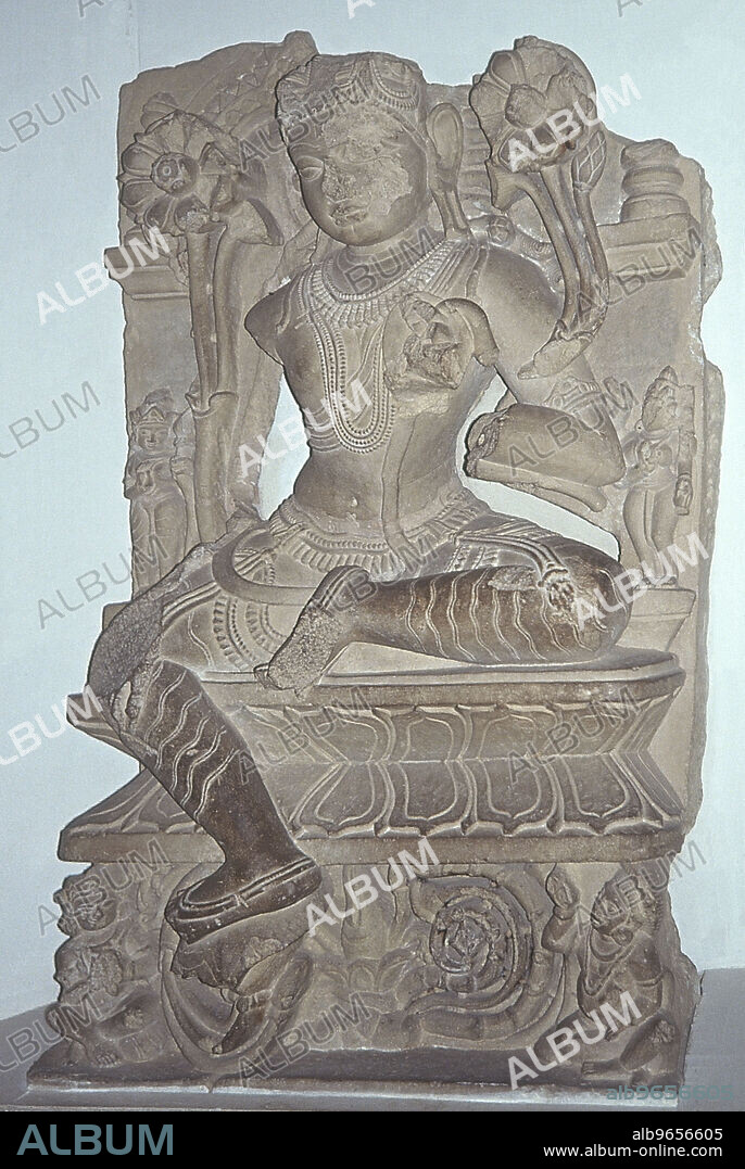 ESCULTURA DE LAS CUEVAS DE AJANTA BUDA ENTRE FLORES DE LOTO-S IV-INFL GUPTA.