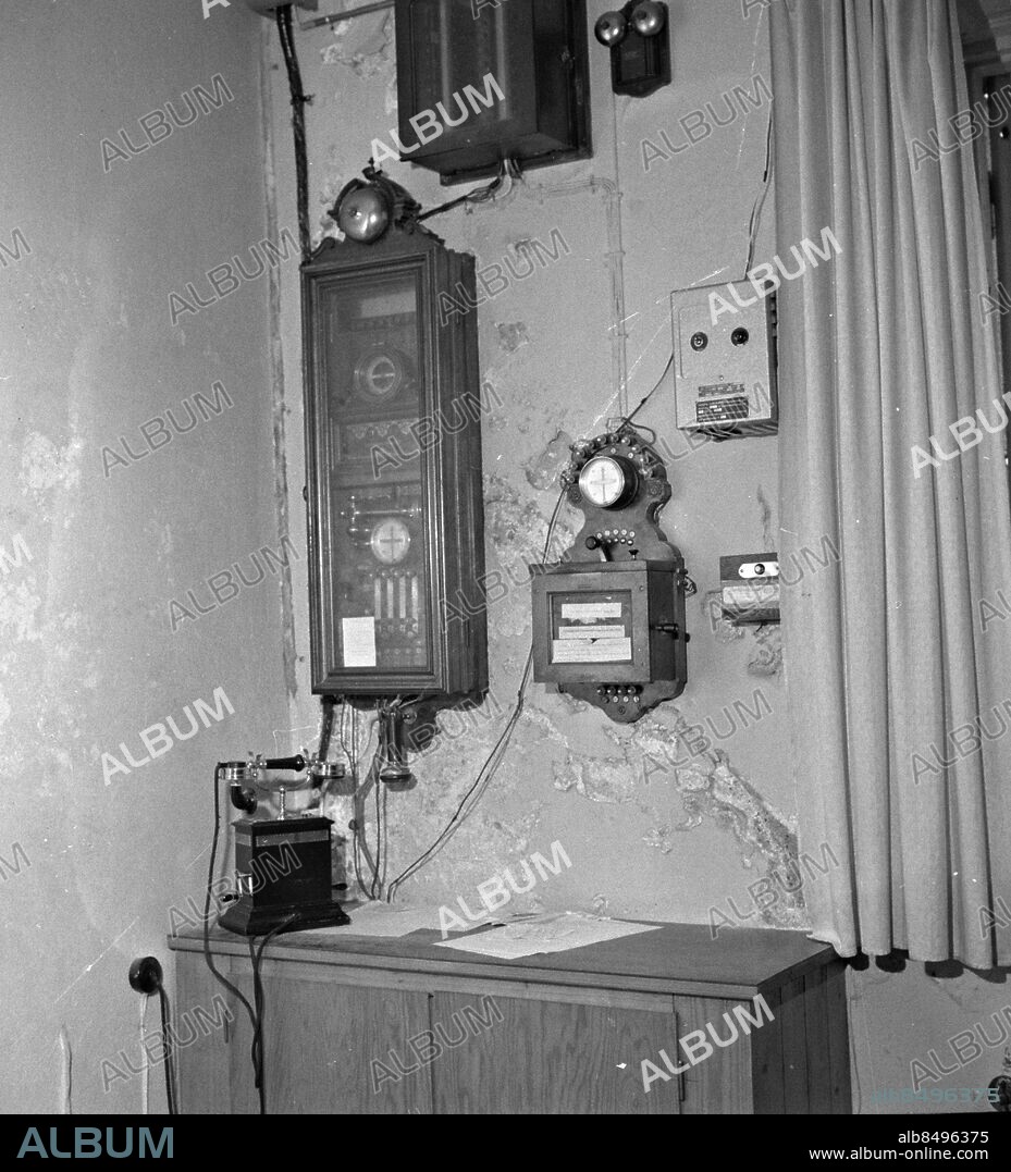 Strömstad 1956-07-03 - Badreportage - Troligen en gammal telefonväxel på hotell Laholmen *** Local Caption *** Box bildsidor 1954-1959. Foto: Arne Alfredsson GT Badreportage brun påse - Krep 2013-09. KAMERAREPORTAGE.