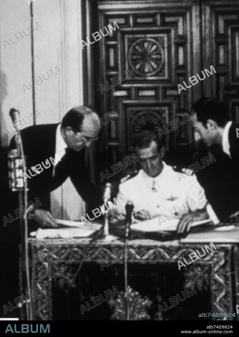 EL PRINCIPE JUAN CARLOS I FIRMA SU ACEPTACION COMO SUCESOR DE FRANCO ACEPTANDO LAS BASES DEL MOVIMIENTO FRANQUISTA, 23 DE JULIO DE 1969.