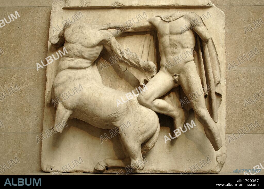 ARTE GRIEGO. METOPA DEL LADO SUR DEL PARTENON (s. V a. C.). CENTAURO Y LAPITA. Metopa III. Procede de la Acrópolis de Atenas. Museo Británico. Londres. Inglaterra. Reino Unido.