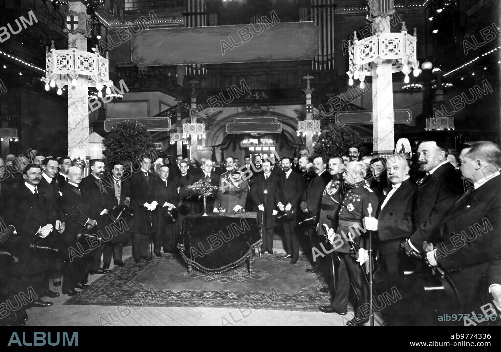 Mayo 1919. Barcelona. La exposición de Automóviles. El capitán General, Sr. Milans del Bosch (X), Inaugurando, en representación de S.M. El Rey, el certamen Instalado en el palacio de Bellas Artes.