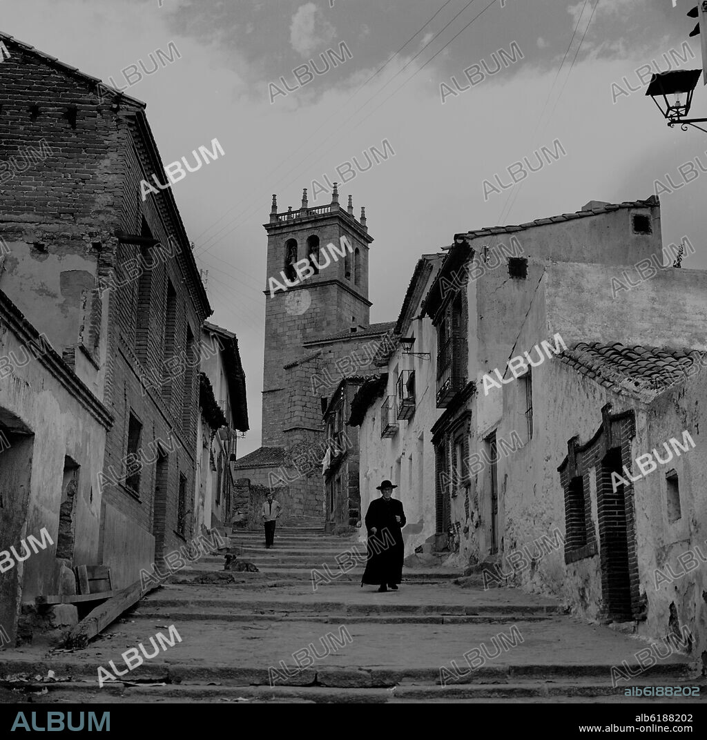 CALLE DE ROBLEDO DE CHAVELA CON LA TORRE DE LA IGLESIA DE LA ASUNCION AL FONDO - FOTOGRAFIA EN BLANCO Y NEGRO - AÑOS 50.