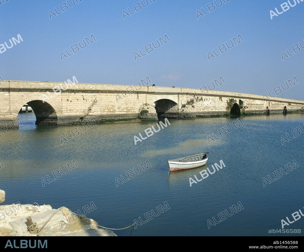 ANDALUCIA. SAN FERNANDO. Vista general del PUENTE ZUAZO. Sus pilares se sustentan en el antiguo acueducto romano que llevaba el agua desde Cádiz. Sirve de comunicación de la isla con la península y posibilita la entrada a la ciudad por la carretera nacional IV. Provincia de Cádiz. España.