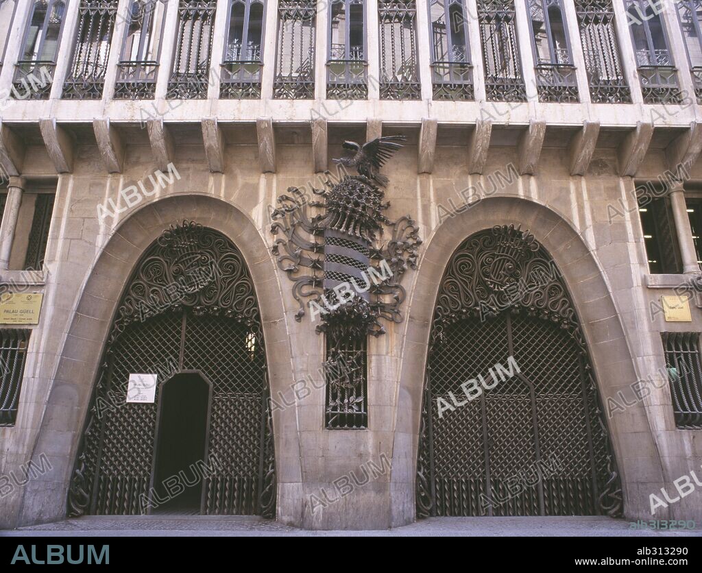 ANTONI GAUDÍ. Fachada con escudo, Puertas de entrada. Palacio Güell, (1886-1991). Carrer Nou, Barcelona , España.