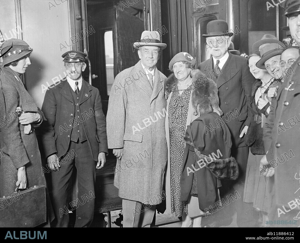Mr Arthur Henderson arrives home from geneva . Mr Arthur Henderson , the former Foreign Secretary , who has been presiding at the international disarmament conference at Geneva , arrived back home at Victoria Station , London . Mr and Mrs Arthur Henderson with Mr George Lansbury ( right ) who met them on arrival at Victoria Station , london . 24 July 1932.
