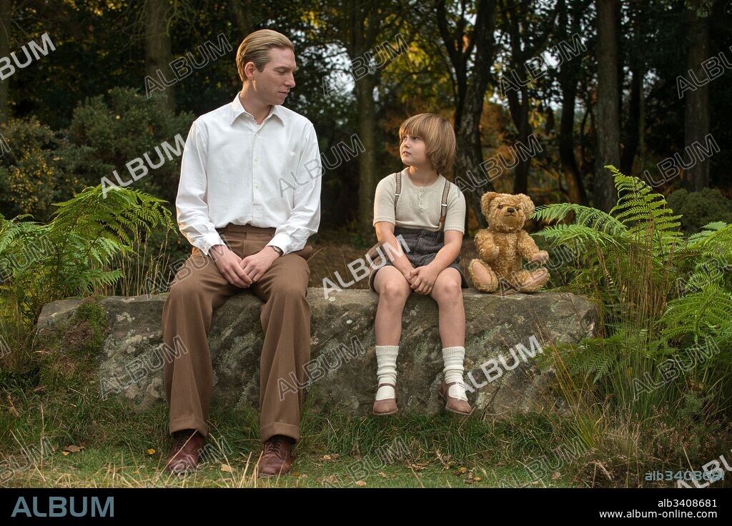 DOMHNALL GLEESON y WILL TILSTON en ADIOS, CHRISTOPHER ROBIN, 2017 (GOODBYE CHRISTOPHER ROBIN), dirigida por SIMON CURTIS. Copyright FOX SEARCHLIGHT PICTURES.