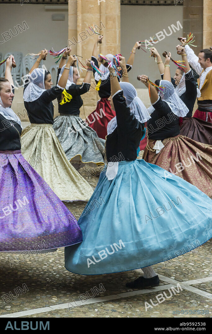 baile de boleros tradicionales mallorquines, claustro de Sant Bonaventura, Llucmajor, islas baleares, Spain.