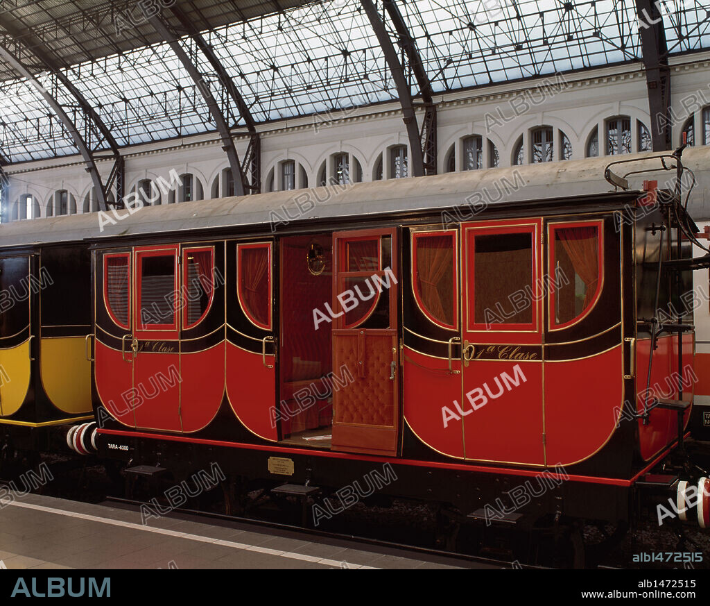 FERROCARRIL "BARCELONA-MATARO" (1848). Construido para los actos conmemorativos de los 100 años de ferrocarril en 1948. La máquina es una réplica casi exacta de la que el 28-10-1848 inauguró la línea Barcelona-Mataró. VAGON DE 1º CLASE. Exposición "150 años de ferrocarril en España" en la Estación de Francia de Barcelona (1998-1999) .