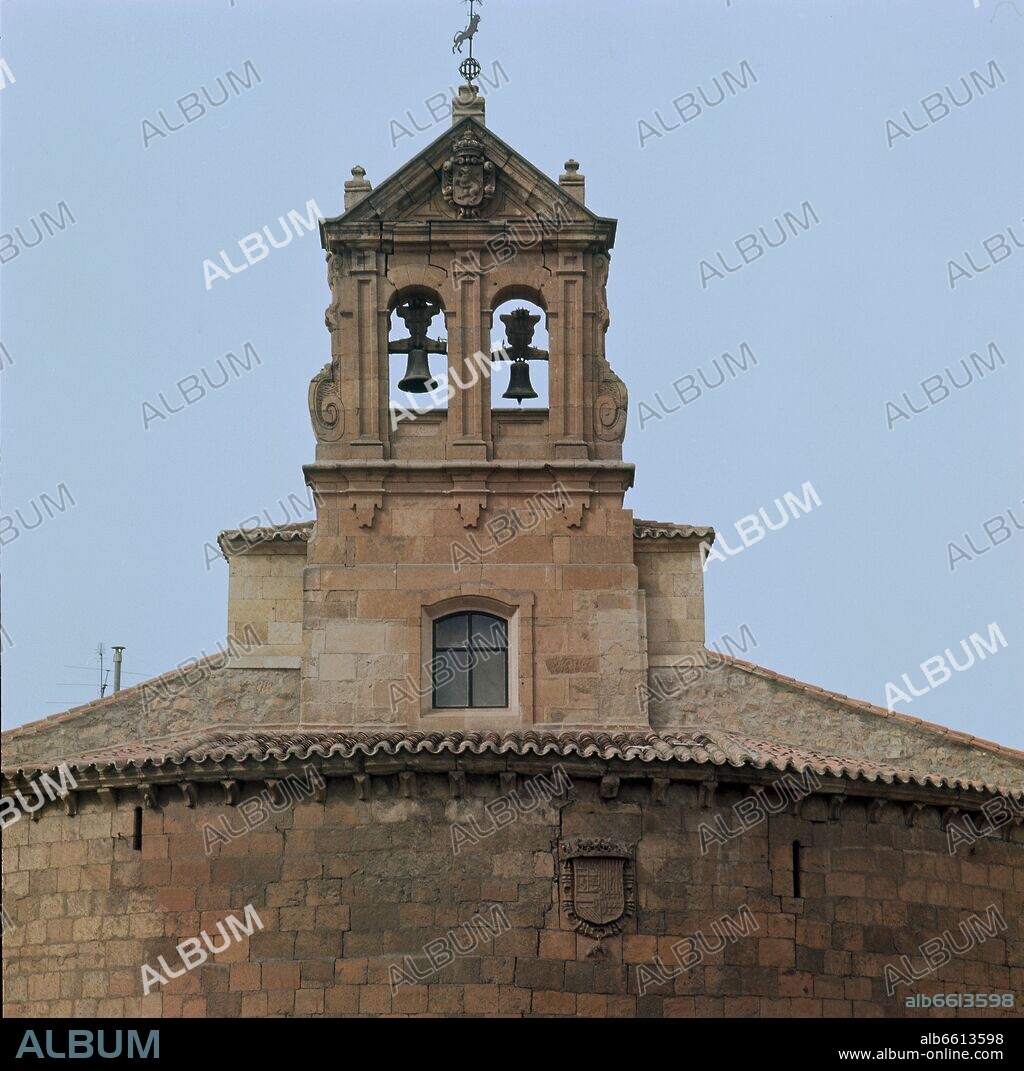 ESPADAÑA BIFORA BARROCA DE LA IGLESIA DE SAN MARCOS DE SALAMANCA AÑADIDA EN EL SIGLO XVIII.