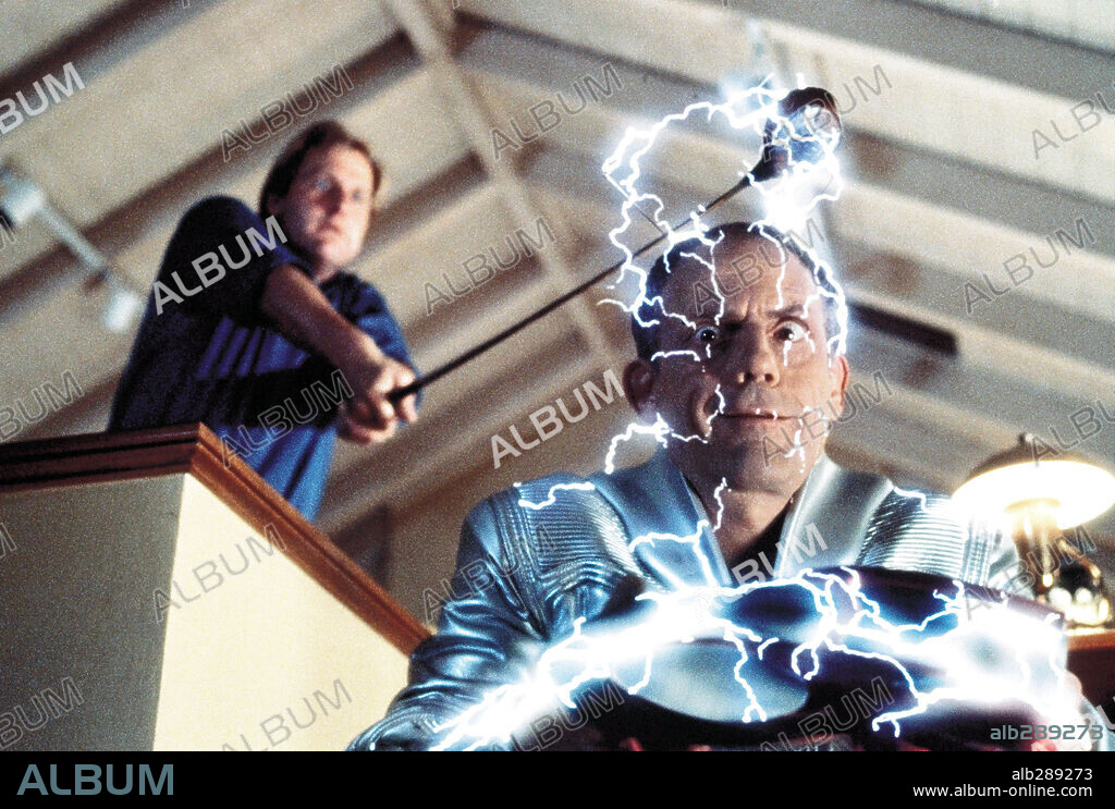 CHRISTOPHER LLOYD y JEFF DANIELS en MI MARCIANO FAVORITO, 1999 (MY FAVORITE MARTIAN), dirigida por DONALD PETRIE. Copyright WALT DISNEY PICTURES.