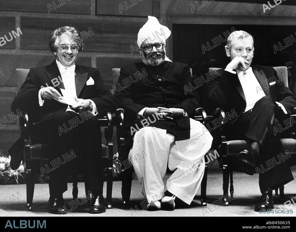ARKIV 791210 - 1979 Nobel laureate in physics, professor Abdus Salam (middle) from Pakistan is seen together his fellow prizewinners, Sheldon L. Glashow (USA), left and Steven Weinberg (USA), right.. Foto: Jan Collsiöö / SCANPIX code 1001.