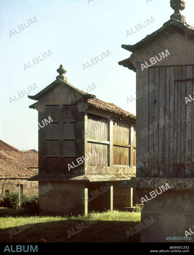 HORREO PANERA - PEQUEÑO GRANERO PARA PROTEGER DE LA HUMEDAD Y ROEDORES - FOTO AÑOS 60.