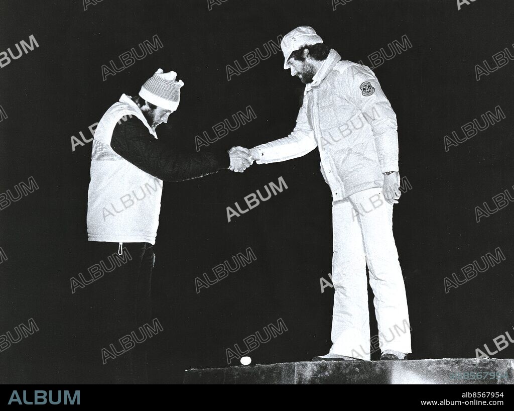 LAKE PLACID 1980 - Vinter-OS 1980 Lake Placid. Skidor längd herrar 15 km. Finlands Juha Mieto gratulerar sin överman Thomas Wassberg på prispallen. Wassberg slog Mieto med en hundradels sekund. Foto: Örjan Björkdahl Kod: 7 . COPYRIGHT SCANPIX SWEDEN.