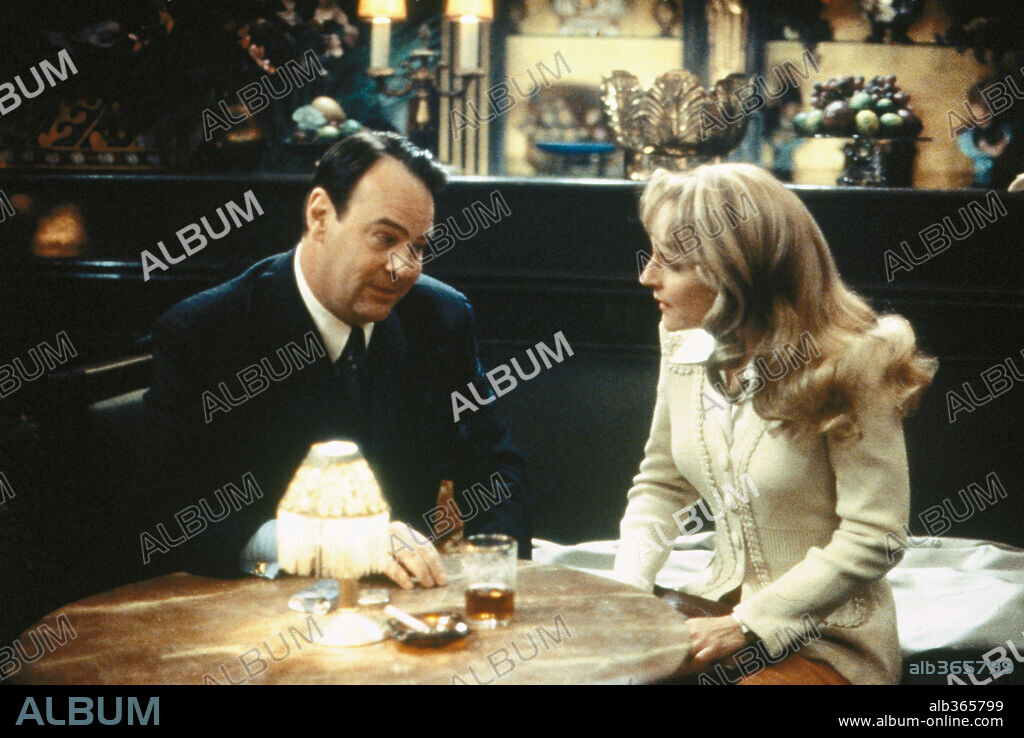 DAN AYKROYD and HELEN HUNT in THE CURSE OF THE JADE SCORPION, 2001, directed by WOODY ALLEN. Copyright DREAMWORKS.