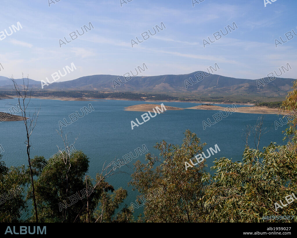 EMBALSE DE GABRIEL Y GALAN en el RIO ALAGON. Fue construido en el año 1960 para el riego y para la producción de energía eléctrica. Valle del Ambroz. Provincia de Cáceres. Extremadura. España.