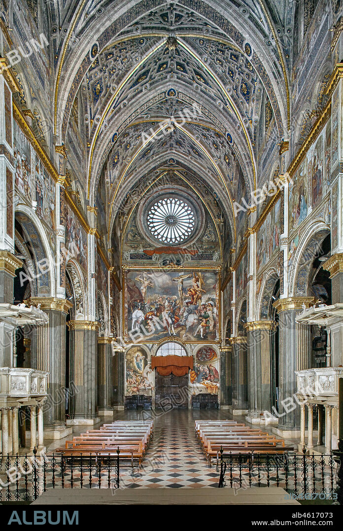 Cremona, Duomo ((the Cathedral of Santa Maria Assunta), interior: view of the nave and the counterfaçade with the "Crucifixion", fresco by Pordenone (Giovanni Antonio de' Sacchis), 1521.