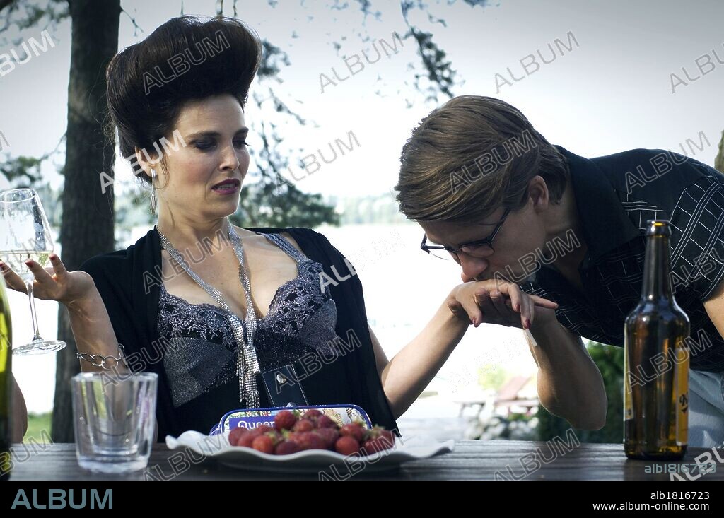 IRINA BJORKLUND y TOMMI ERONEN en DIVORCIO A LA FINLANDESA, 2009 (HAARAUTUVAN RAKKAUDEN TALO), dirigida por MIKA KAURISMAKI. Copyright MARIANNA FILMS.