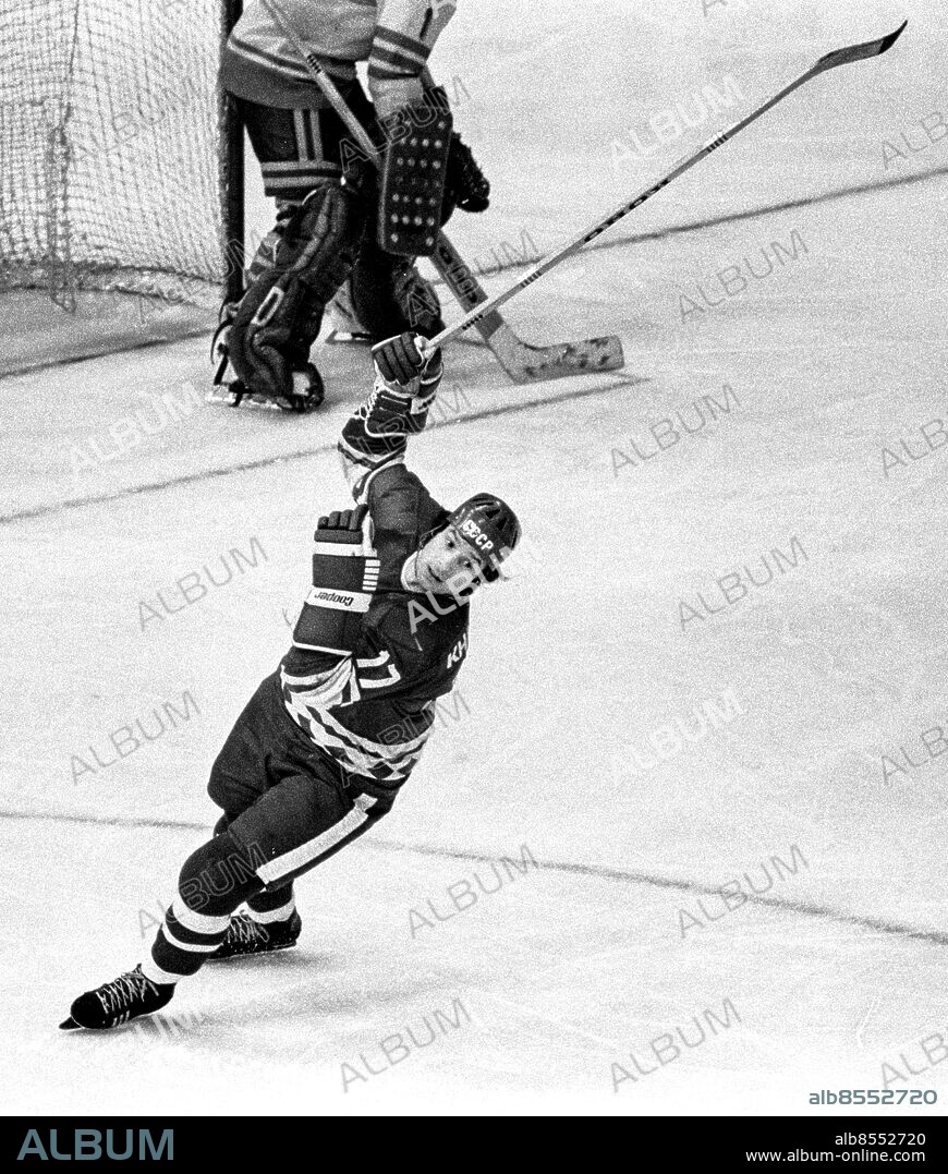 ARKIV MOSKVA 1979-04-23. Sovjets Valerij Charlamov vänder upp i den svenska försvarszonen i slutspelsomgången mellan Sovjetunionen och Sverige vid Ishockey-VM i Moskva, Sovjetunionen, 23:e april 1979. Sovjet vann matchen med 11-3.. Foto: Olle Lindeborg / TT / Kod: 190.