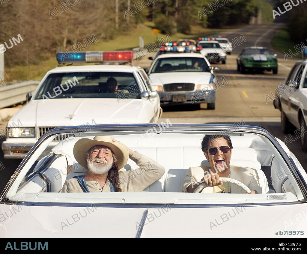 JOHNNY KNOXVILLE and WILLIE NELSON in THE DUKES OF HAZZARD, 2005, directed by JAY CHANDRASEKHAR. Copyright WARNER BROS. / EMERSON, SAM.