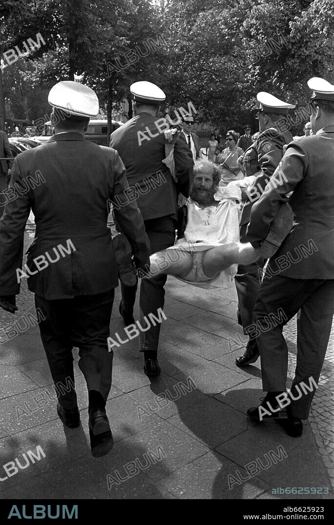 Dieter Kunzelmann is carried away by policemen. Students and adolescents, belonging to Commune I., disturb the mourning ceremony for SPD politician Paul Löbe on the 9th of August in 1967. 09/08/1967