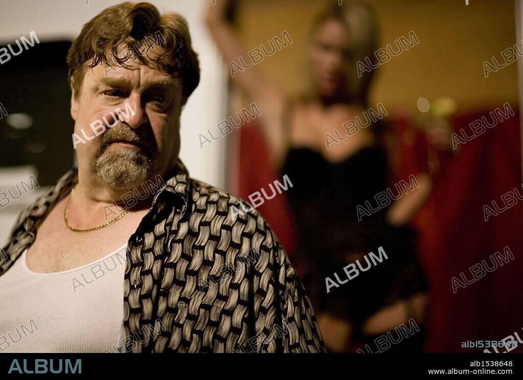 JOHN GOODMAN en EN EL CENTRO DE LA TORMENTA, 2009 (IN THE ELECTRIC MIST), dirigida por BERTRAND TAVERNIER. Copyright LITTLE BEAR.