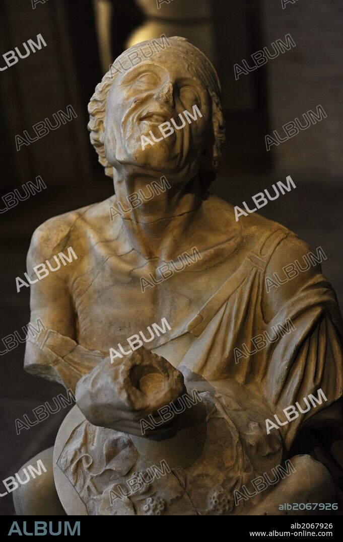 ARTE ROMANO. Escultura con la representación de una vieja mujer borracha. La anciana sujeta una jarra de vino. Copia de un original del 200 a. C. Glyptothek. Munich. Alemania. Europa.