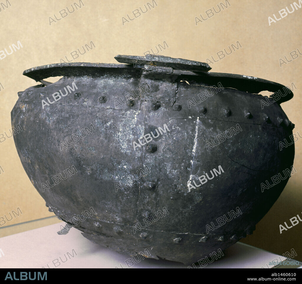 ARTE PREHISTORIA. EDAD DE LOS METALES. ESPAÑA. CALDERO realizado en cobre. Procedente de la Mina de Cabarceno. Fechado en la Edad del Bronce. Museo Regional de Prehistoria y Arqueología. Santander. Cantabria.