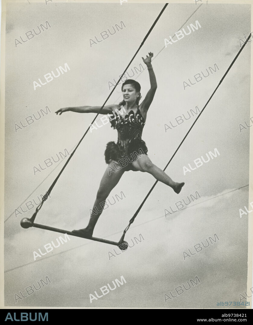 1955. The trapeze artist Pinito del Oro.