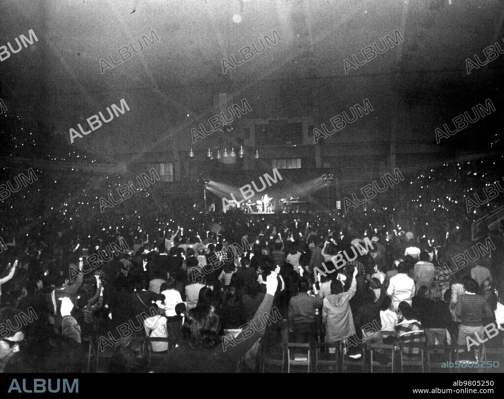 Concierto de Lluis Llach en el palacio de Deportes de Montjuic (Barcelona) el 15 de enero de 1976.