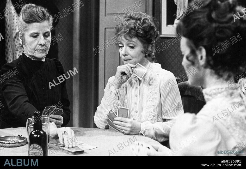 1967.. Orig. bildtext... TV-teatern ger måndagen den 8 maj kl. 20.05 August Strindbergs pjäser Moderskärlek och Första varningen i regi av Eva Sköld. Efter sin första skilsmässa skrev Strindberg dessa korta komedier där han ironiskt betraktar den ädla moderskärleken och den äktenskapliga lyckan. I rollerna: Agneta Prytz, Nadja Witzansky, Nini Witzansky, Dagny Lind, Carl-Hugo Calander, Lili Landre, Berit Gelin, Margareta Bergfelt och Lii Liljeholm. Anm. Publ. i Strindberg som tv-dramatiker s. 121: Från vänster Kläderskan (Dagny Lind), Modren (Agneta Prytz) och Dottren (Nadja Witzansky) i Eva Skölds Moderskärlek 1967. CD249 persons: DAGNY LIND;NADJA WITZANSKY;AGNETA PRYTZ sites: SVERIGE.