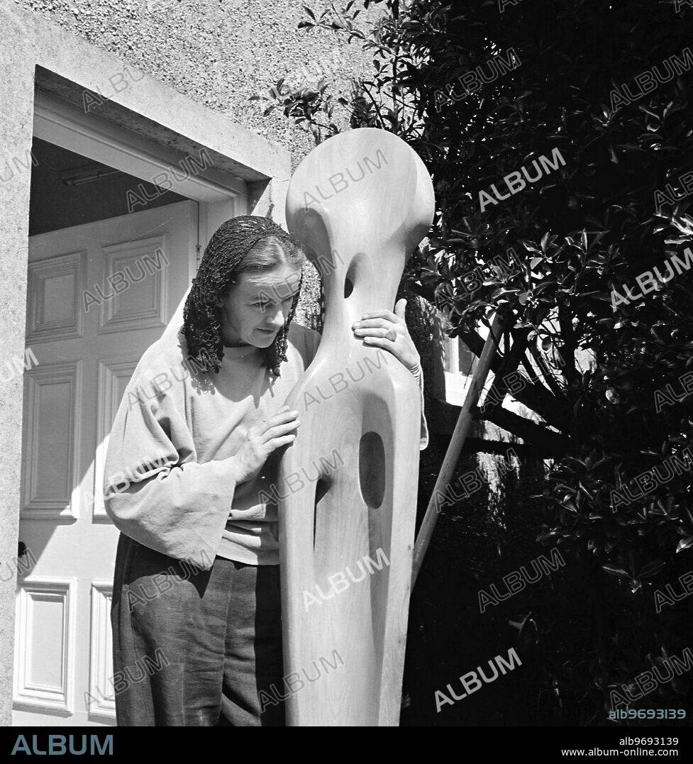 Barbara Hepworth photographed by Peter Keen of Pictorial Press in 1950. Artist and sculptor Barbara Hepworth outside with Single Form (Dryad), 1945-6 - Artist copyright: Barbara Hepworth © Bowness. 1950 Barbara Hepworth - her studio and garden. She purchased the site in 1949 and lived and worked there for 26 years until her death in a fire on the premises in 1975. Barnoon Hill, St Ives.