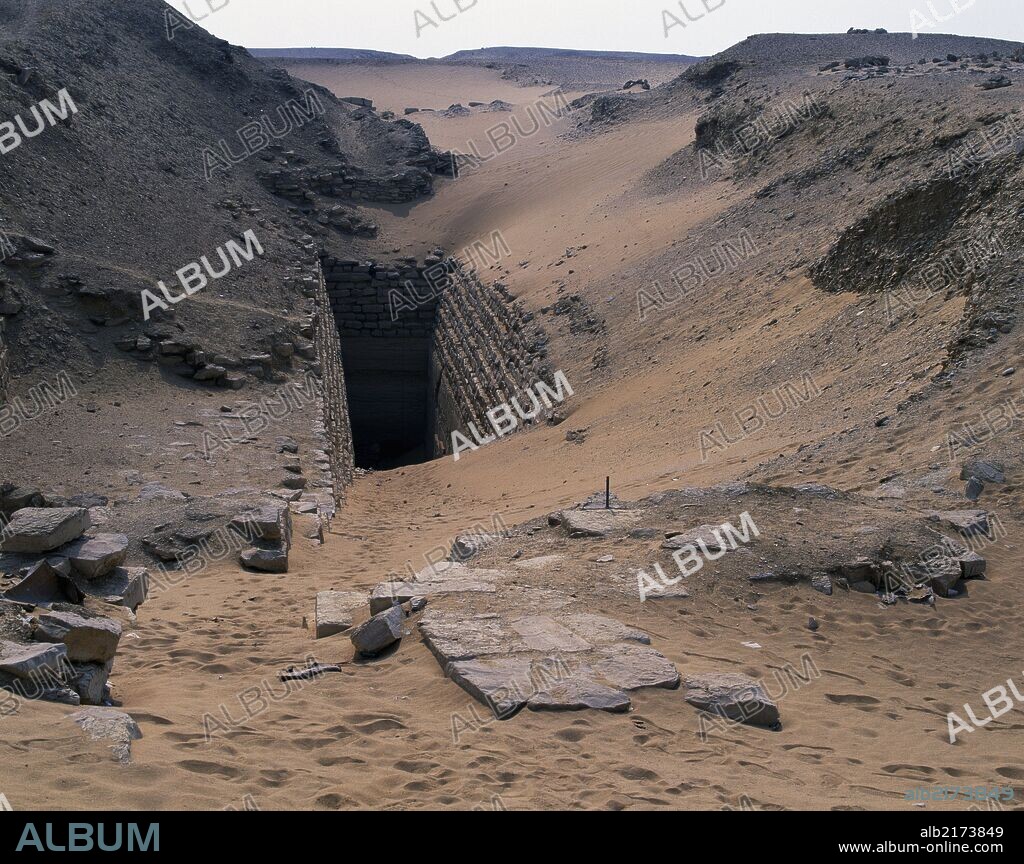 Entrance to the Step pyramid of Sekhemkhet, Saqqara (Unesco World Heritage List, 1979). Egyptian civilisation, Old Kingdom, Dynasty III.