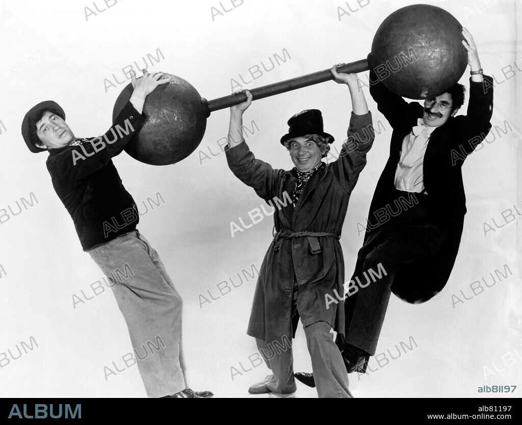 LOS HERMANOS MARX, CHICO MARX, GROUCHO MARX y HARPO MARX. CHICO MARX, GROUCHO MARX, HARPO MARX y THE MARX BROTHERS en UNA TARDE EN EL CIRCO, 1939 (AT THE CIRCUS), dirigida por EDWARD BUZZELL. Copyright M.G.M.