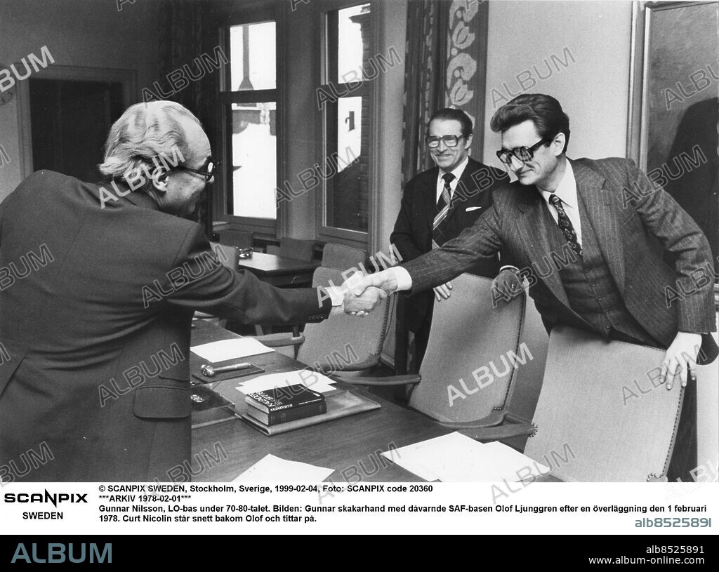© SCANPIX SWEDEN, Stockholm, Sverige, 1999-02-04, Foto: Scanpix code 20360. ***ARKIV 1978-02-01***. Gunnar Nilsson, LO-bas under 70-80-talet. Bilden: Gunnar skakarhand med dåvarnde SAF-basen Olof Ljunggren efter en överläggning den 1 februari 1978. Curt Nicolin står snett bakom Olof och tittar på.