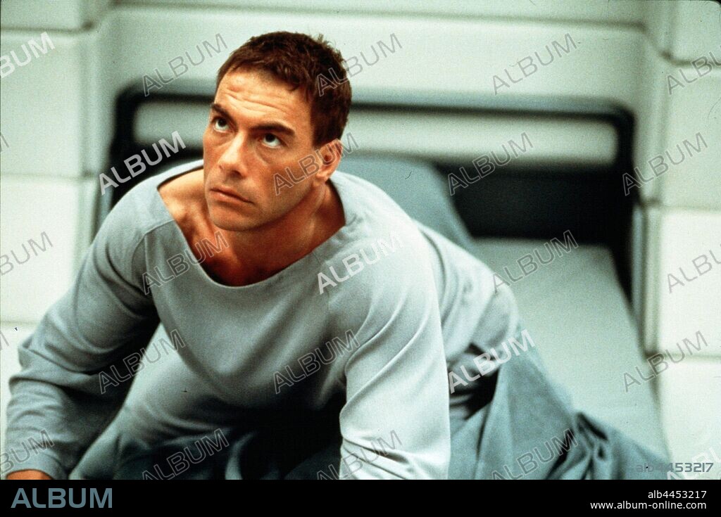 JEAN-CLAUDE VAN DAMME en REPLICANT, 2001, dirigida por RINGO LAM. Copyright 777 FILMS, MILLENIUM FILMS, ARTISAN ENTERTAINMENT.
