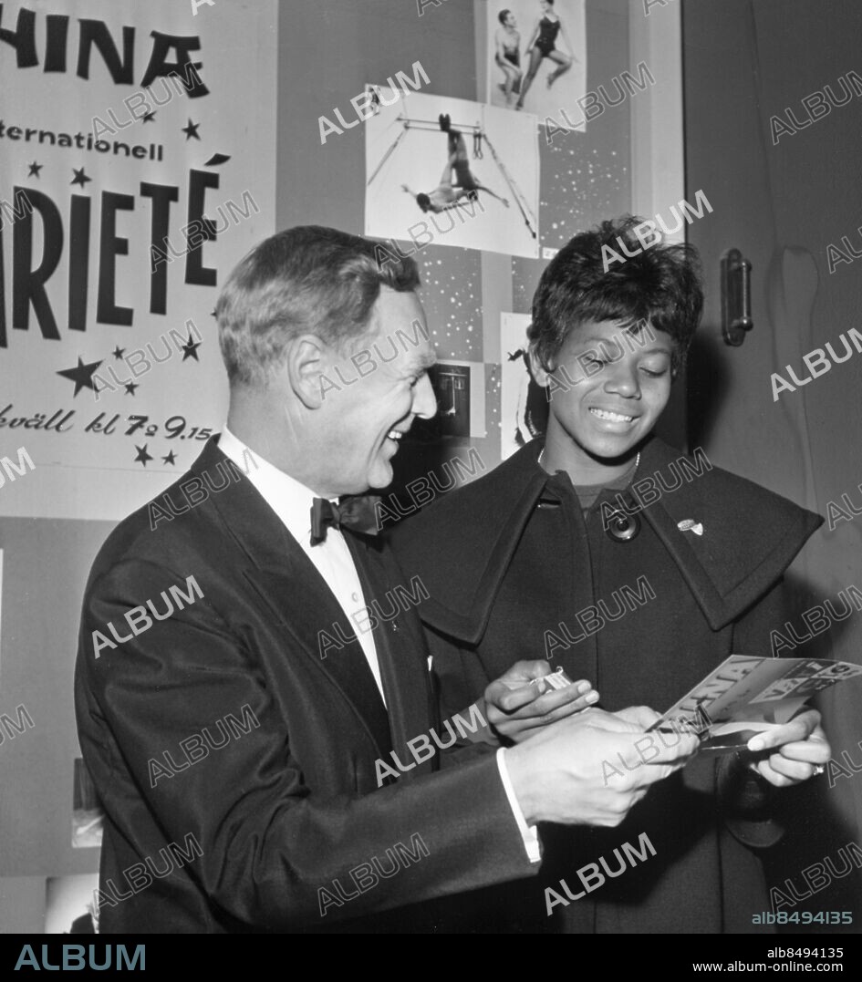 STOCKHOLM 1962-08-22.. Wilma Rudolph, sprinterdrottningen från USA, kopplar av inför en Stadion-gala i Stockholm med ett besök på China-Varietén. Dir. Eskil Eckert-Lundin, hälsar Wilma välkommen.. Foto: Rolf Petterson / AB Text & Bilder / SVT / Kod: 5600. Mapp: Rudolph, Wilma.