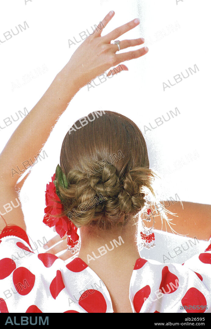 Mujer flamenca de espaldas en una posición de baile.