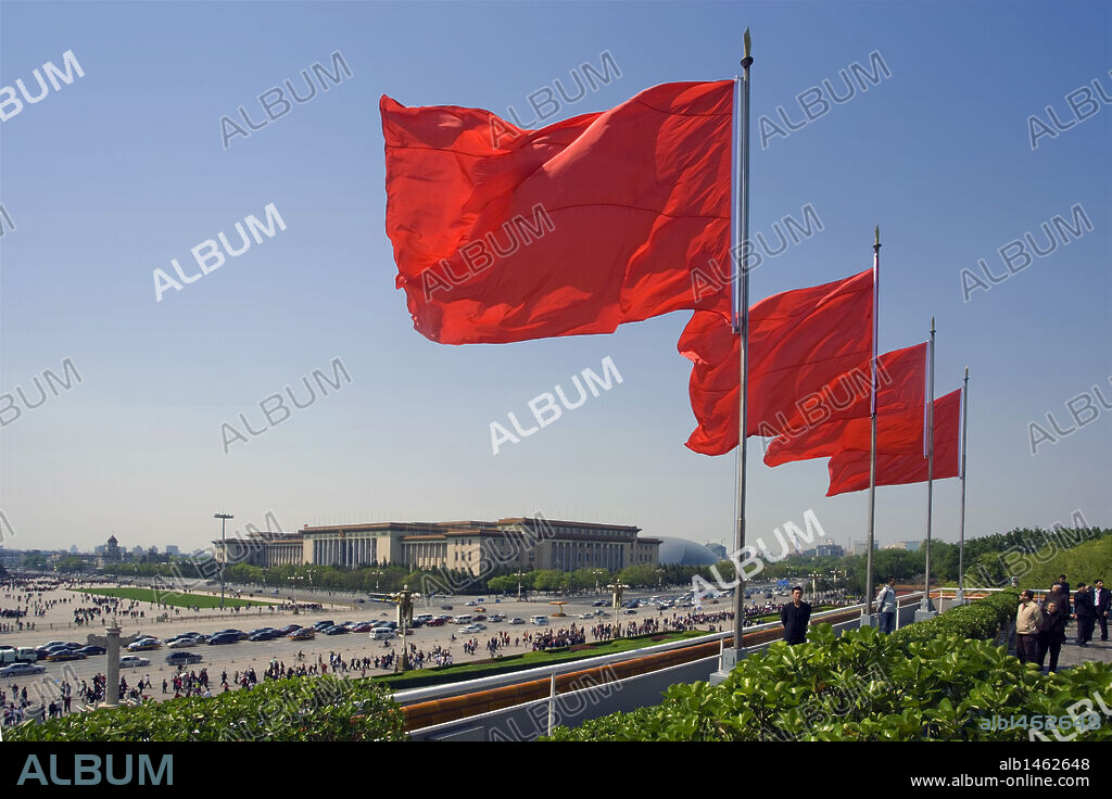 BANDERAS ondeando en la Puerta de la Paz Celestial, en la PLAZA DE TIANANMEN. Al fondo, el GRAN SALON DEL PUEBLO, sede de la Asamblea Popular Nacional de la República Popular China. PEKIN (BEIJING). China.