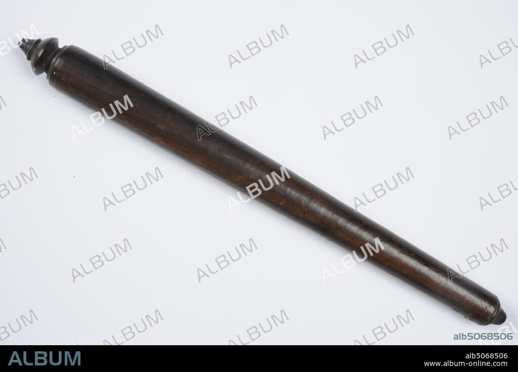mangle roll, Anonymous, 1786, turned, General: 38,5 x 3,3cm 385 x 33mm, Wooden mangle roll with a turned knob. The ironer roll tapers slightly and is closed at the bottom with a conical end with two twisted rings. At the top a turned knob that ends in a conical tip, 1914.