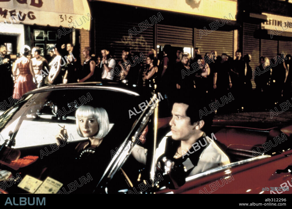 JOHN LEGUIZAMO y MIRA SORVINO en NADIE ESTA A SALVO DE SAM / SUMMER OF SAM, 1999 (SUMMER OF SAM), dirigida por SPIKE LEE. Copyright TOUCHSTONE PICTURES.