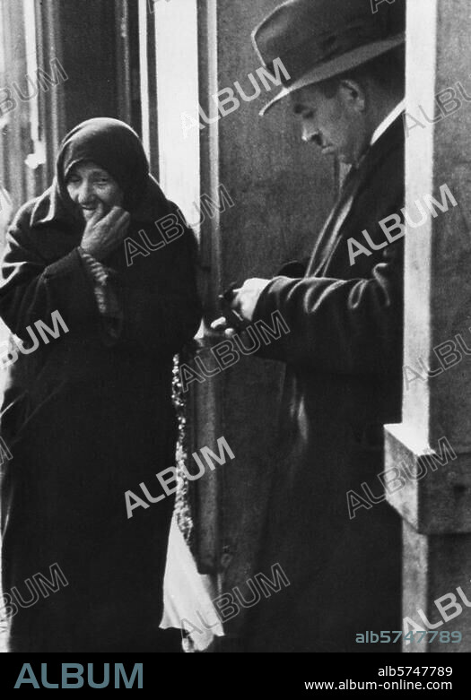 Histoire / Allemagne / Juifs / Berlin / Période nazie (1933-45). Vie quotidienne juive dans le Scheunenviertel (quartier des granges), Berlin-Mitte, Grenadierstrasse : mendiante. Photo, Abraham Pisarek (v. 1935).