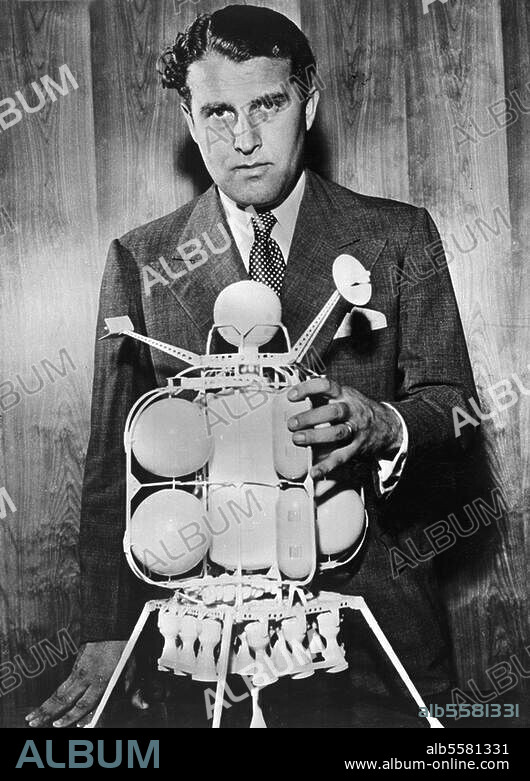 Braun, Wernher Freiherr von Physiker und Raketenkonstrukteur, Wirsitz (Posen) 23.3.1912 - Alexandria. (bei Washington) 16.6.1977. Wernher von Braun mit dem Modell eines Satelliten. Foto, 1955.