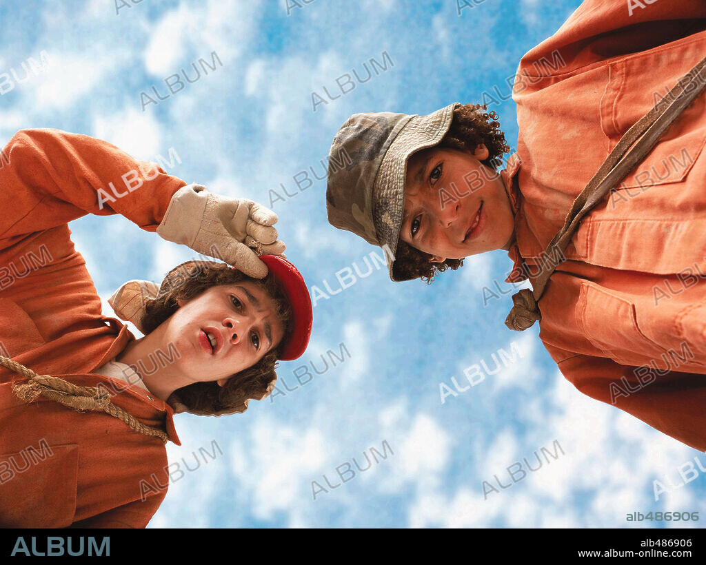 KHLEO THOMAS y SHIA LABEOUF en HOLES: LA MALDICIÓN DE LOS HOYOS, 2003 (HOLES), dirigida por ANDREW DAVIS. Copyright BUENA VISTA/WALDEN MEDIA / BARBERA, TONY.