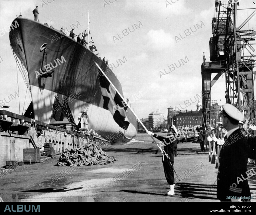 Göteborg 1952-07-17. Jagaren HMS Halland glider i vattnet under militära hedersbetygelser vid sjösättningen på Götaverken.. Foto: SvD / TT / kod 12014.