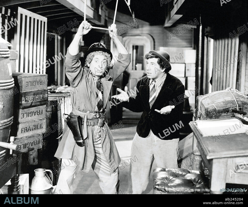 CHICO MARX y HARPO MARX en LOS HERMANOS MARX EN EL OESTE, 1940 (GO WEST), dirigida por EDWARD BUZZELL. Copyright M.G.M.