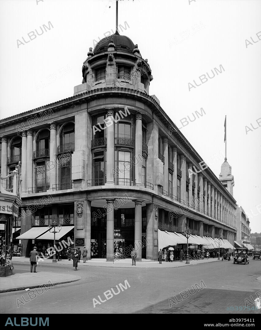 Whiteleys Department Store, Queensway, Bayswater, London, 1921. Founded by William Whiteley in 1863, the department store pictured here was built in 1911. It was closed in 1981.
