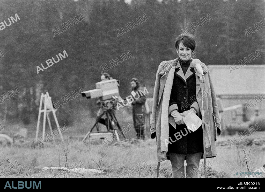 BERGA 1967-02.. Provsändning av färg-TV från Berga helikopterskola. Här ses Anita Lindman, programpresentatör, programledare och producent på Sveriges Television.. Foto: Bo-Aje Mellin / RiR / SVT / Kod: 5600. Notis publ. i RiR 15/67 sid. 54.. RiR 18519 sv/v neg  . TV-kameror.