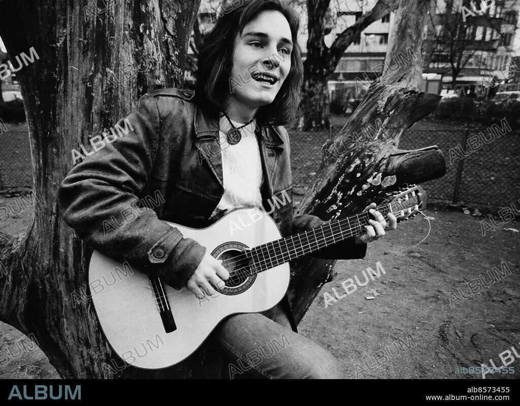 MALMÖ omkring 1971-12-06.. Musikern Tomas Ledin 19 år med sin gitarr i Malmö. Ledin är aktuell med sin albumdebut till nyåret och ska vara med i Melodifestivalen 12:e januari 1972 med låten "Då ska jag spela".. Foto: Kenneth Olson / Skånereportage / IBL Bildbyrå / TT / Kod: 36100.